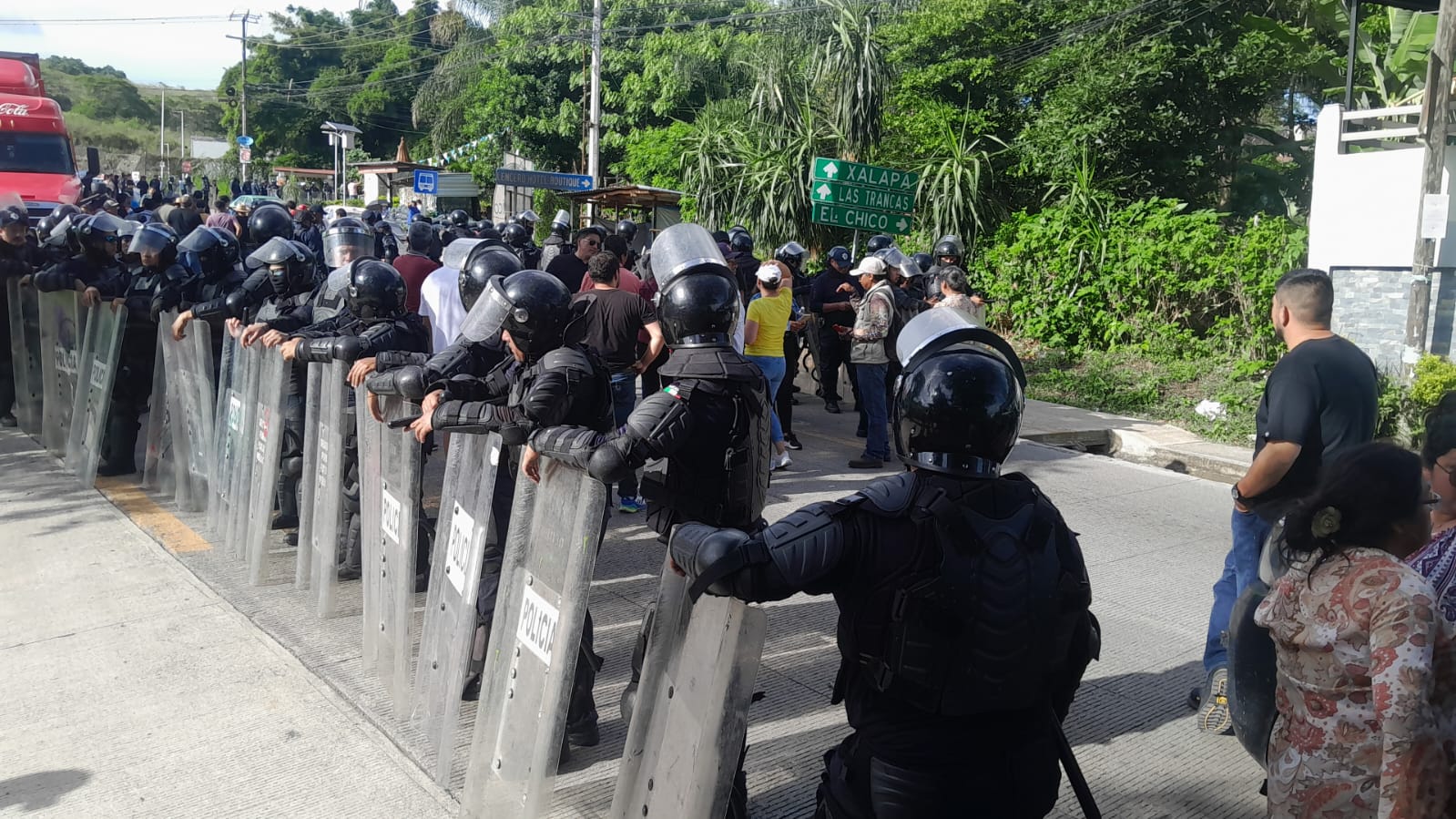 Antimotines intentan retirar bloqueo en carretera Las Trancas-Coatepec