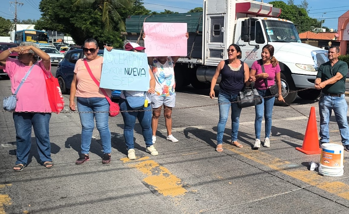 A empujones, policías desalojan a madres que se manifestaban en Boca del Río