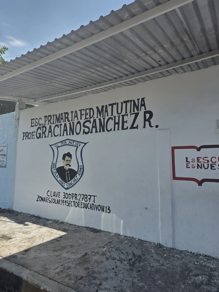 La Escuela Primaria Federal Graciano Sánchez sufrío la caídad de una barda perímetral. Por ello madres se manifestaron en Boca del Río.