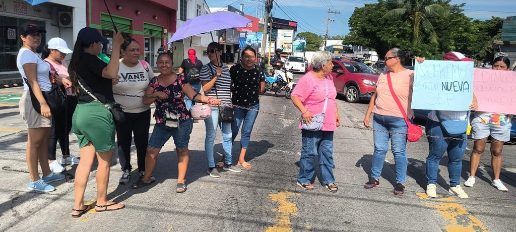 Madres de famila que se manifestaban en Boca del Río fueron desalojadas por policías