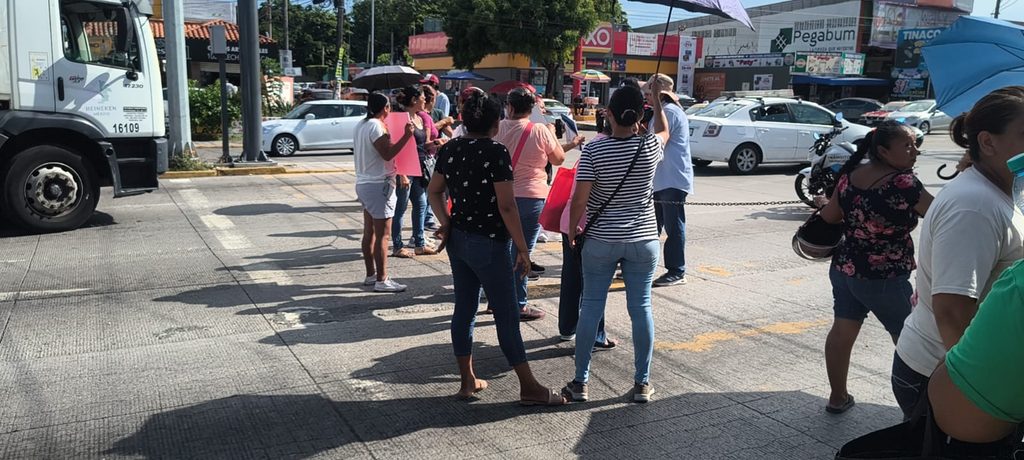 Madres de familia bloqueron la  avenida Ejército Mexicano en Boca del Río para exigir la construcción de una barda perimetral en la primaria Graciano Sánchez de Boca del Río.
