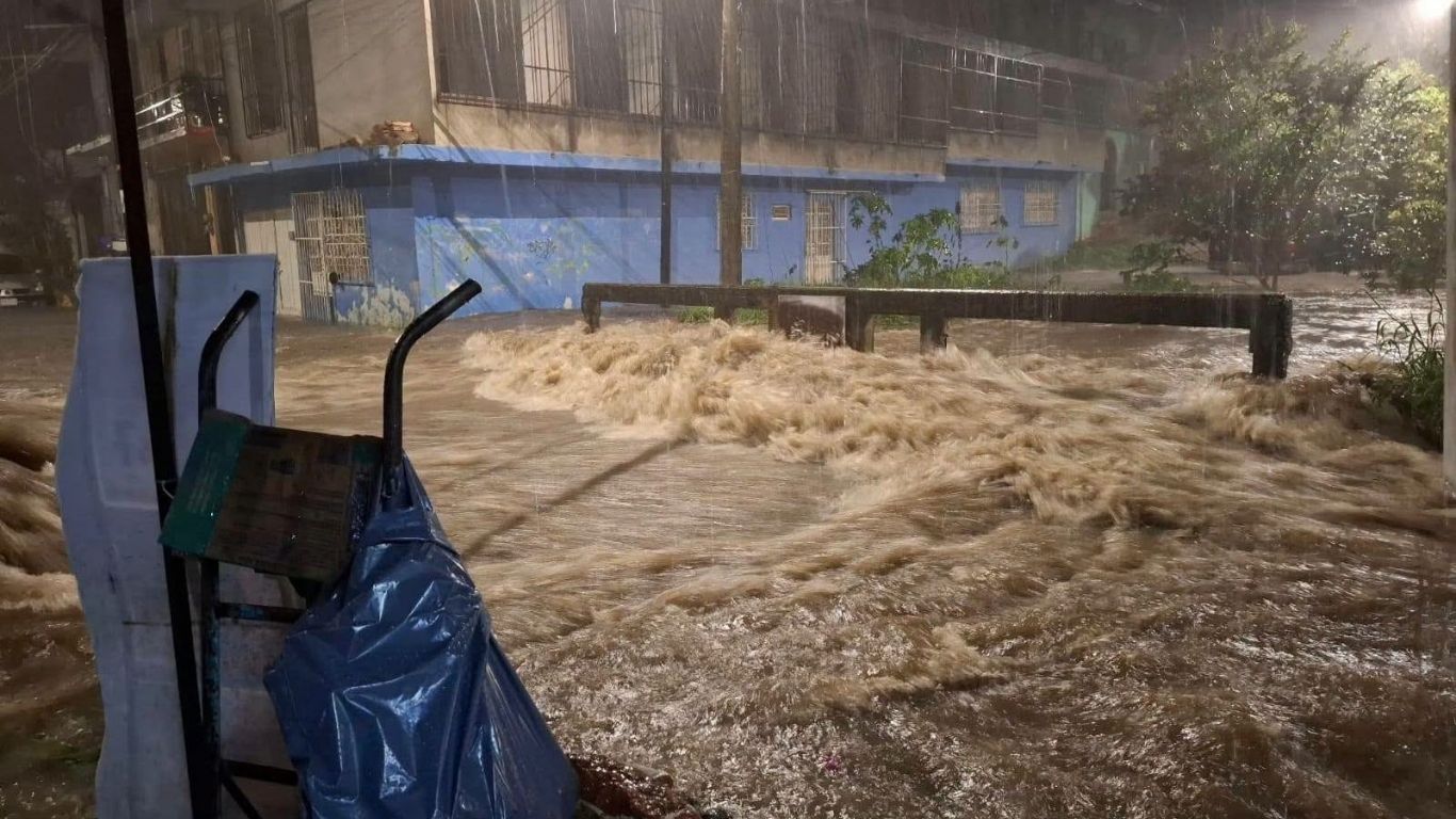 Lluvia causa inundaciones en colonias de Xalapa esta noche