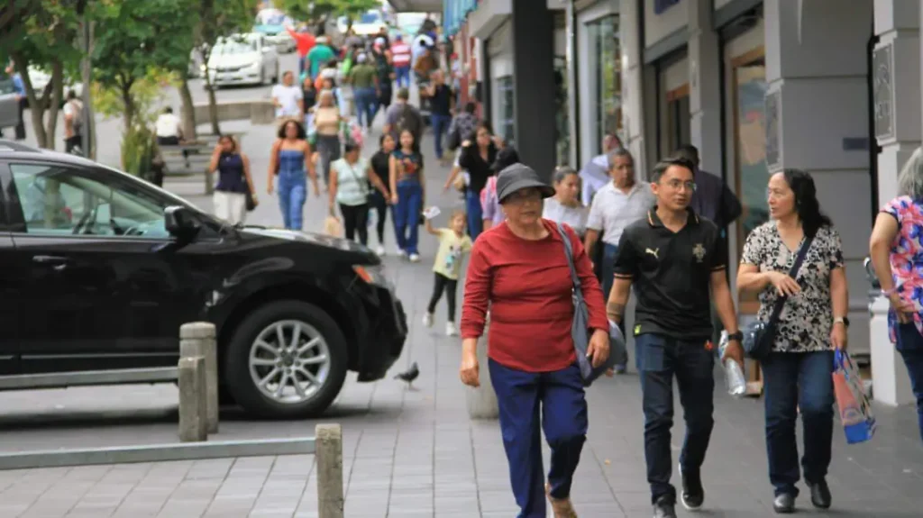 De acuerdo a la encuesta intercesenal del inegi la población en Veracruz disminuyó.