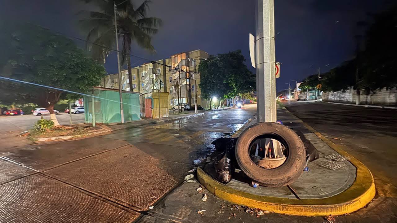 Dejan desechos fuera de horario y hasta un perro entre la basura, en Coatzacoalcos