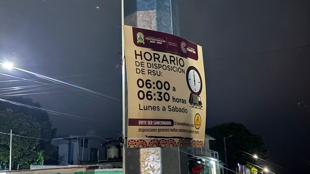 Dejan desechos fuera de horario y hasta un perro entre la basura, en Coatzacoalcos
