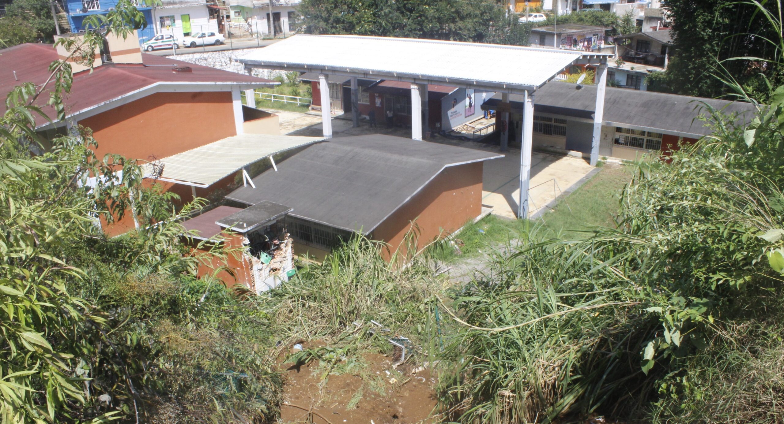 En riesgo 296 alumnos de Xalapa por deslave y casa al borde del colapso