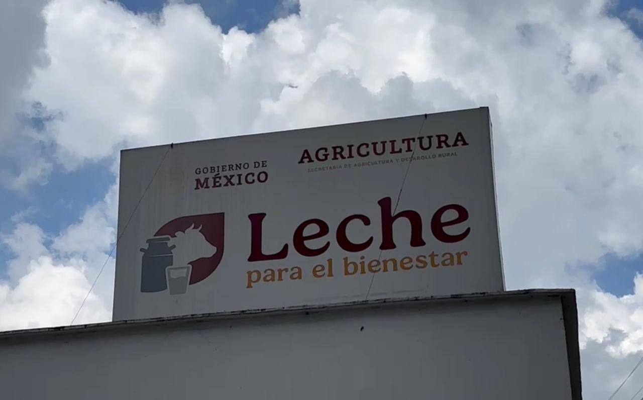 Ganaderos protestan en Xalapa por falta de pagos del programa Leche del Bienestar