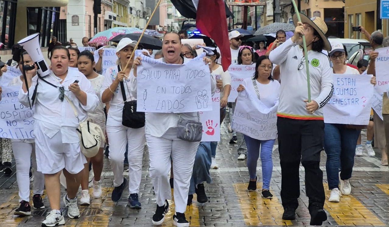 Marchan en Veracruz por desabasto de medicamentos en la Torre Pediátrica