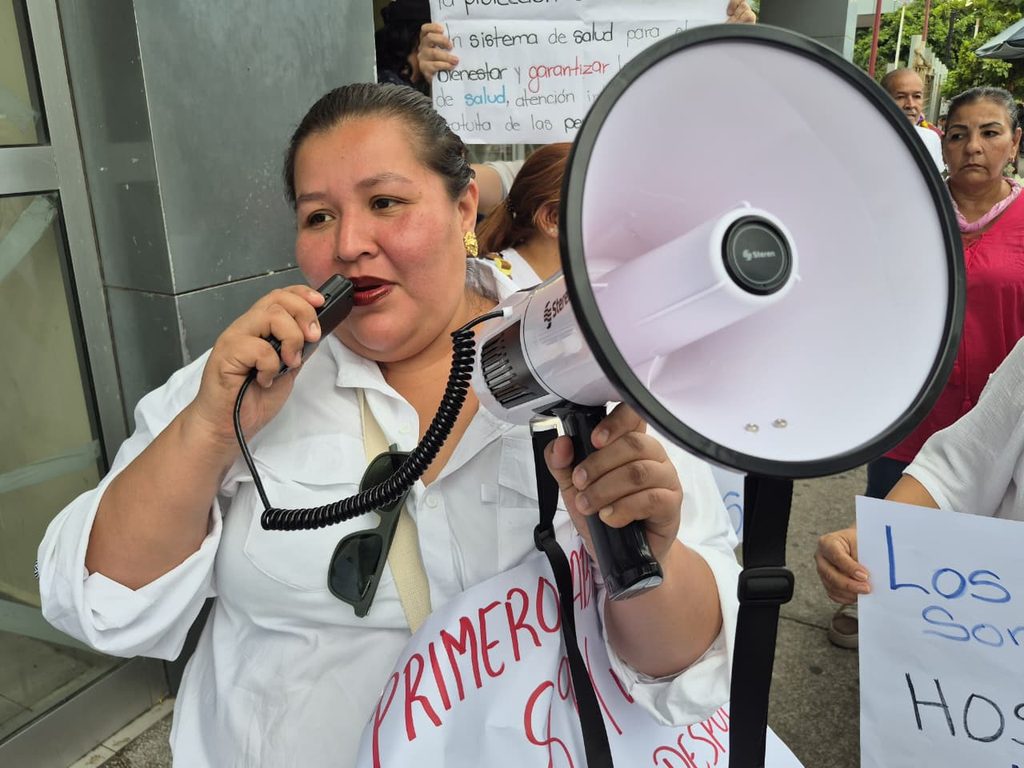 Cora Rodríguez, vocera del colectivo de niños con cáncer, encabezó la marcha en Veracruz