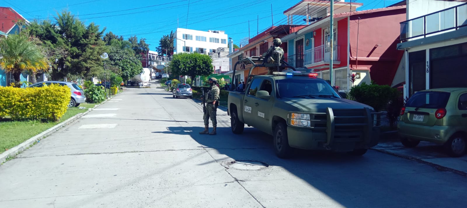 Pipa cargada de combustible en Xalapa se atora en calles angostas por seguir el GPS