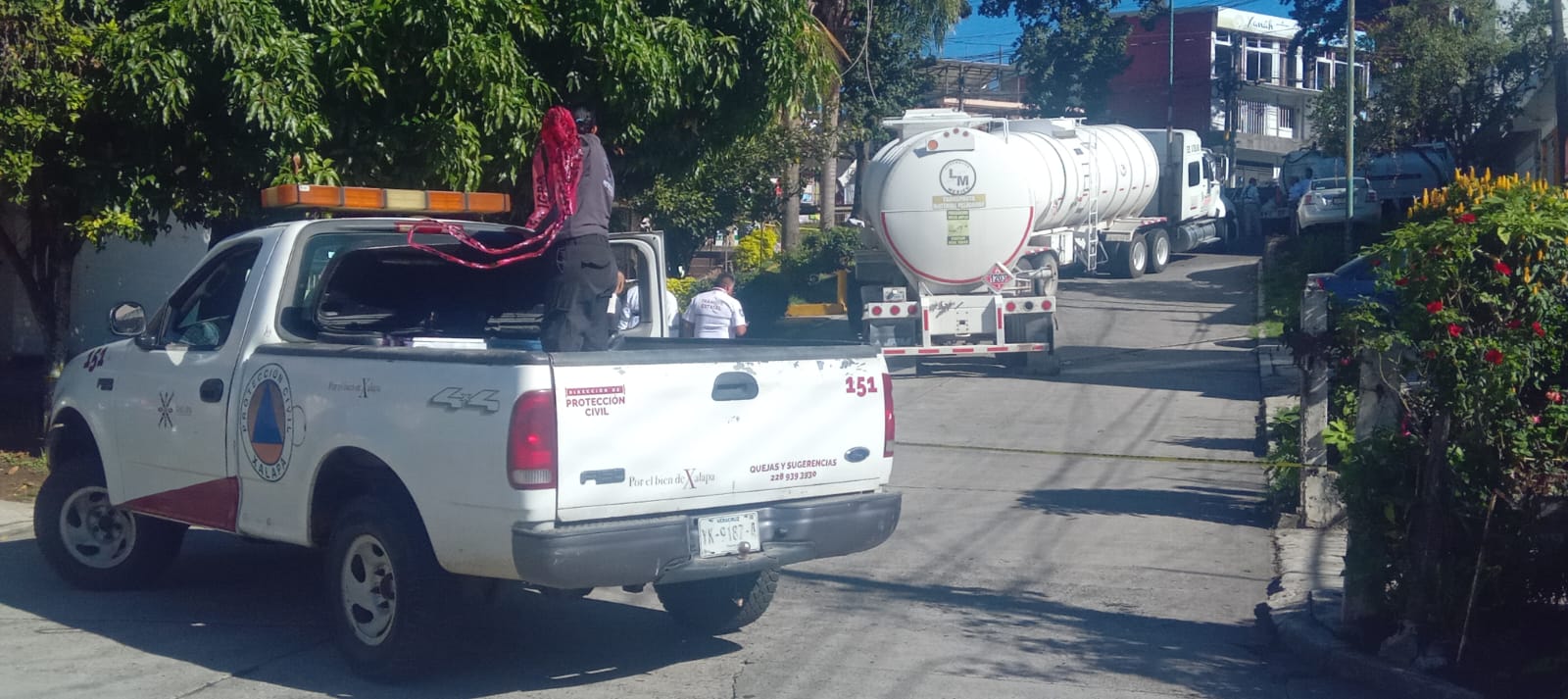 Pipa cargada de combustible en Xalapa se atora en calles angostas por seguir el GPS