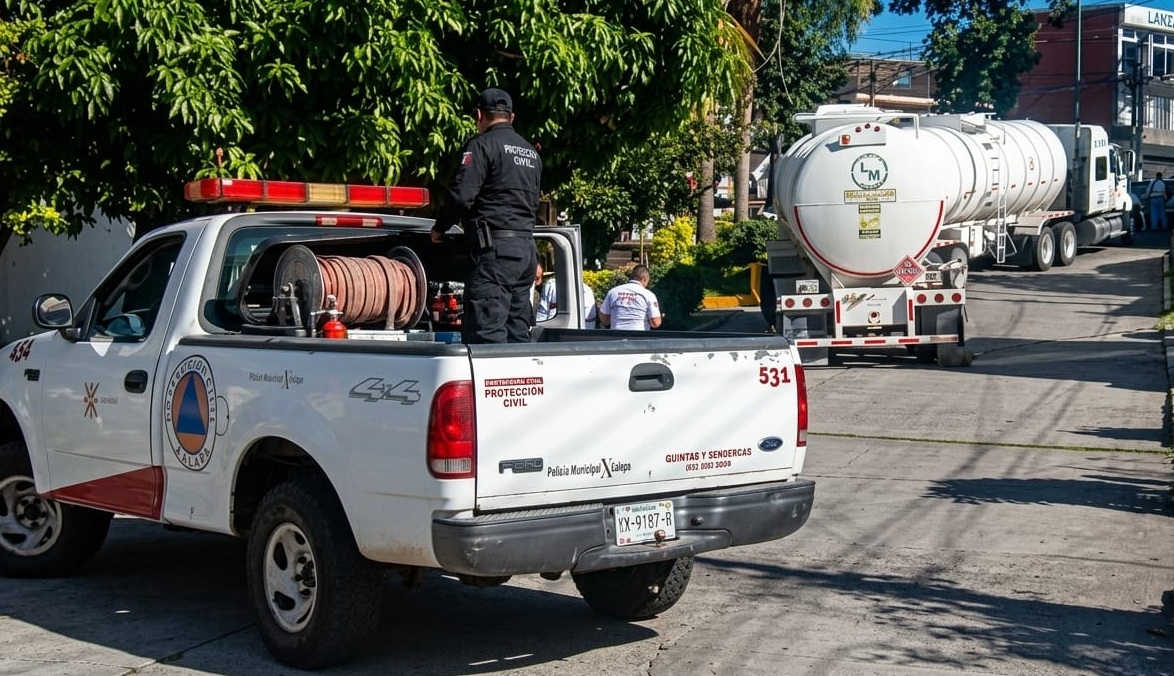 Pipa cargada de combustible en Xalapa se atora en calles angostas por seguir el GPS
