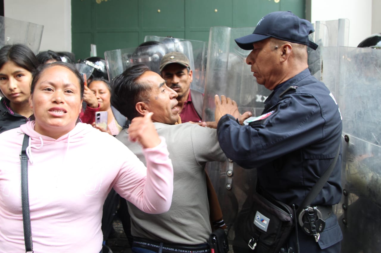 Antimotines desalojan a manifestantes de Jalacingo y Altotonga en Xalapa