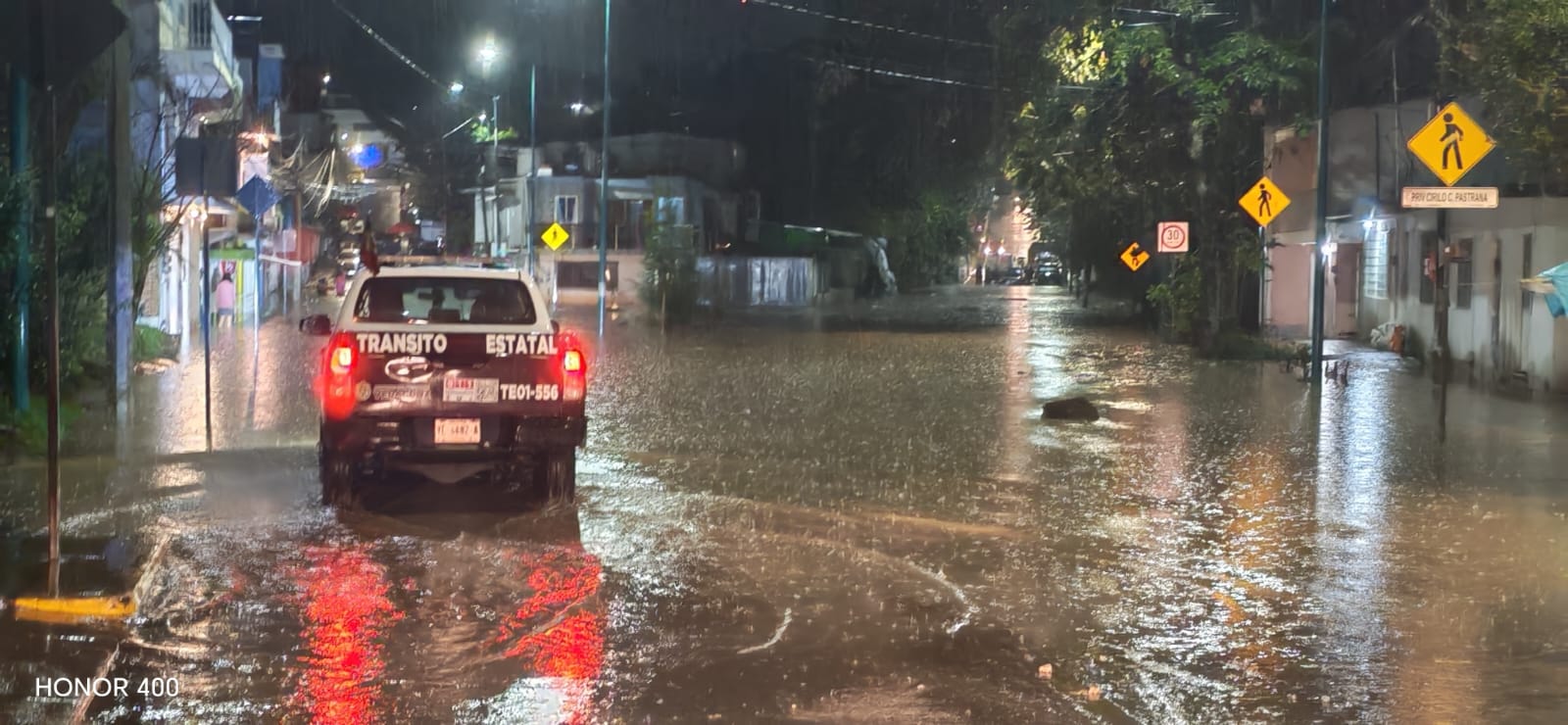 Protección Civil y Elementos de la Secretaría de Seguridad Pública ayudaron a destapar las coladeras atascadas de agua por la intensa lluvia en Xalapa.