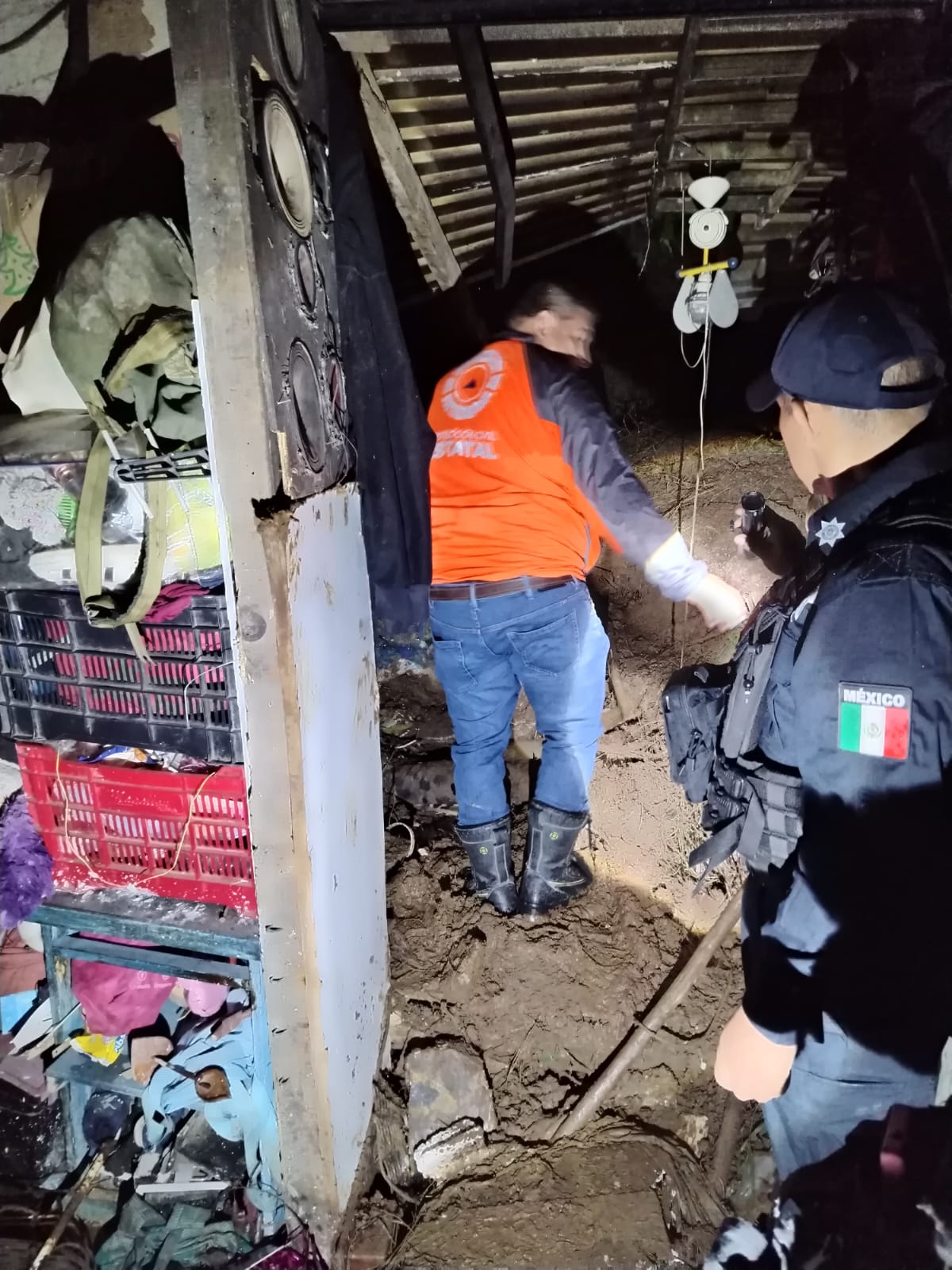 Un hombre murió sepultado en Xalapa pese a los esfuerzos de las autoridades de Protección Civil de salvarle la vida.