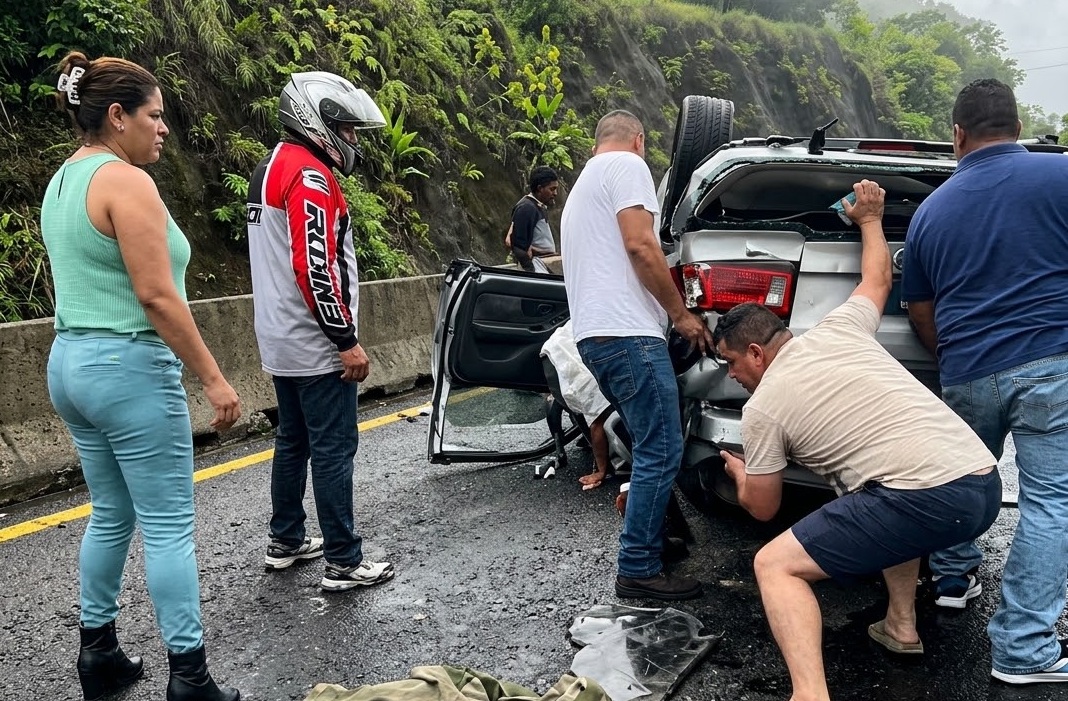 Volcadura en Plan del Río deja cinco lesionados, entre ellos tres menores
