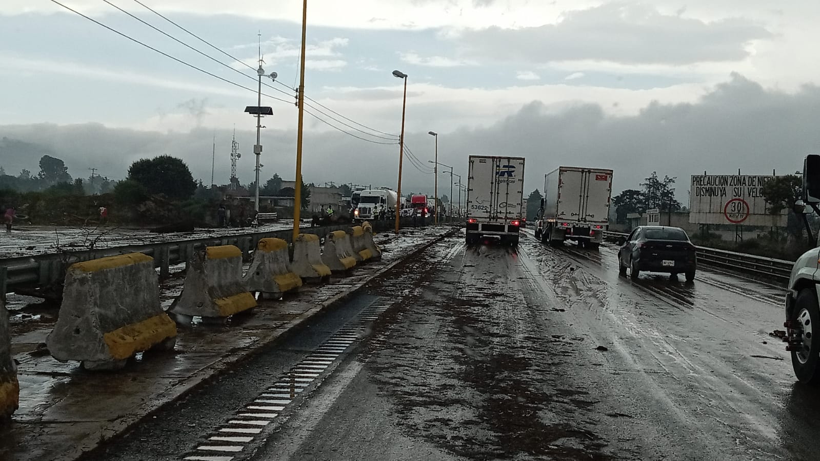 Desbordamiento en Esperanza causa daños en caminos de Maltrata y Nogales