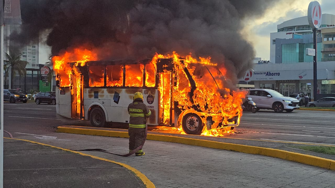 Jennifer salvó a su hijo y 40 pasajeros, pero su camión se incendió en Boca del Río