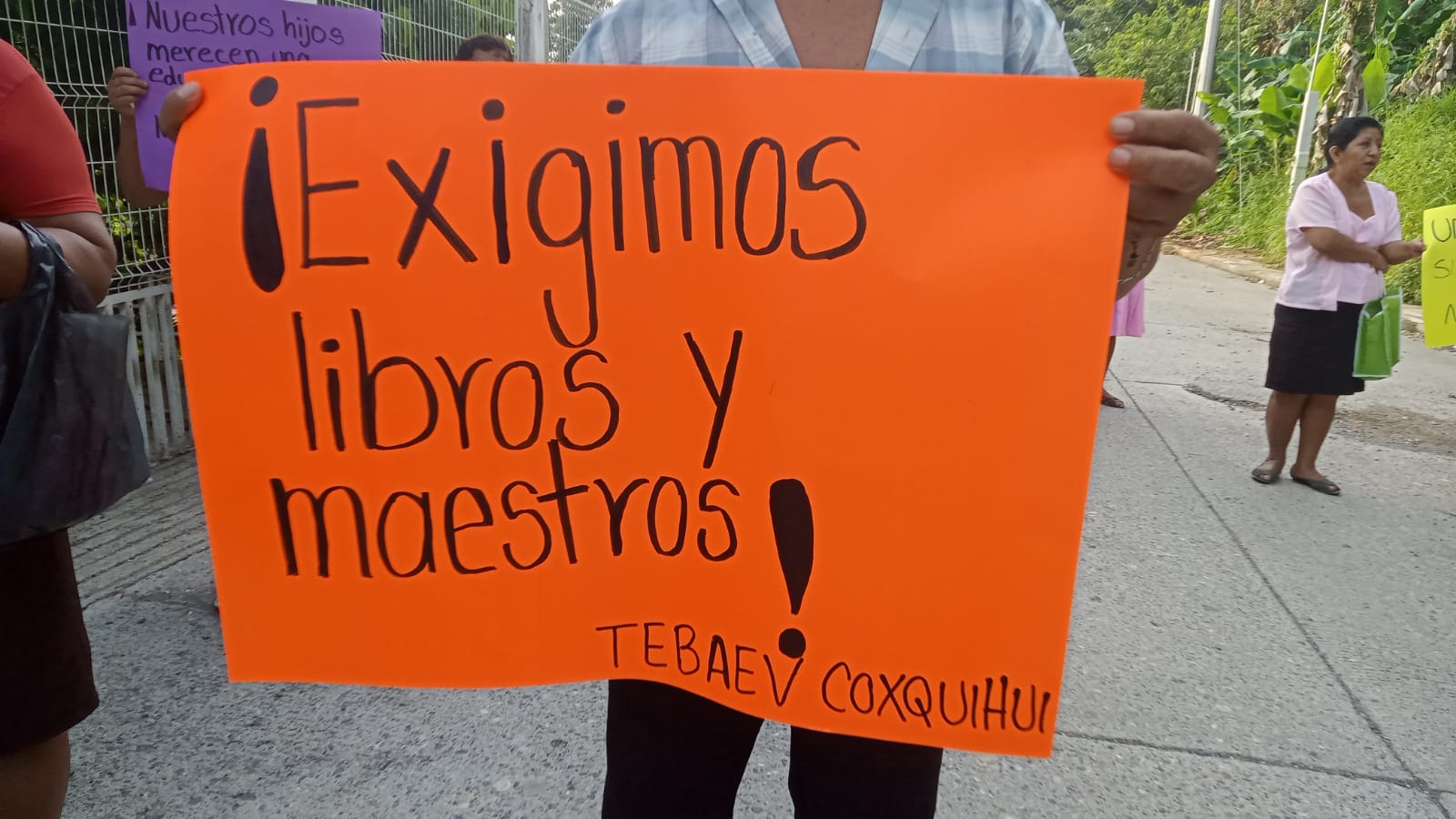 Padres cierran carretera en Coxquihui; exigen maestro para Tebaev