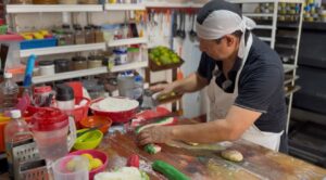 Panadero crea “Concha Elote Patria” en Catemaco