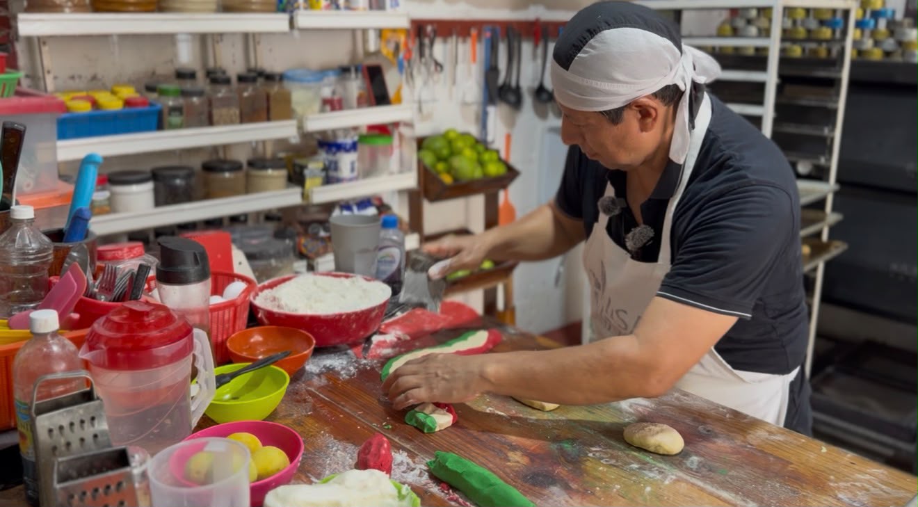Panadero crea “Concha Elote Patria” en Catemaco