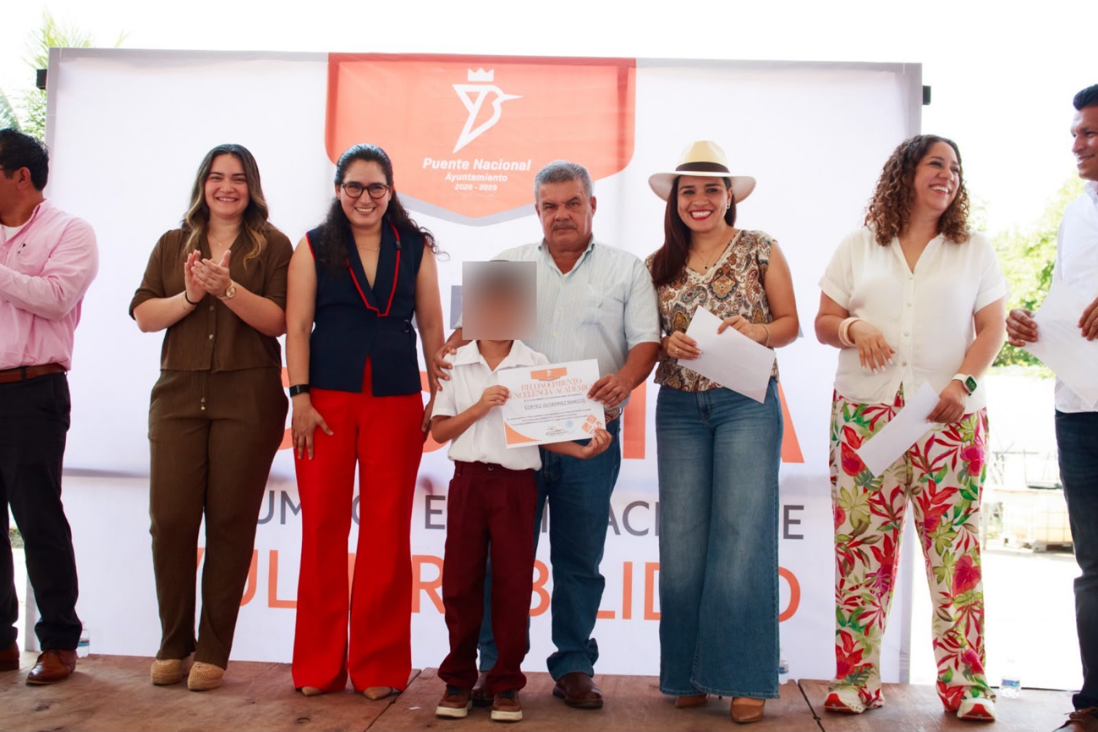 “Soñé con este momento”: alcaldesa de Puente Nacional entrega 500 becas tras 22 años sin apoyos
