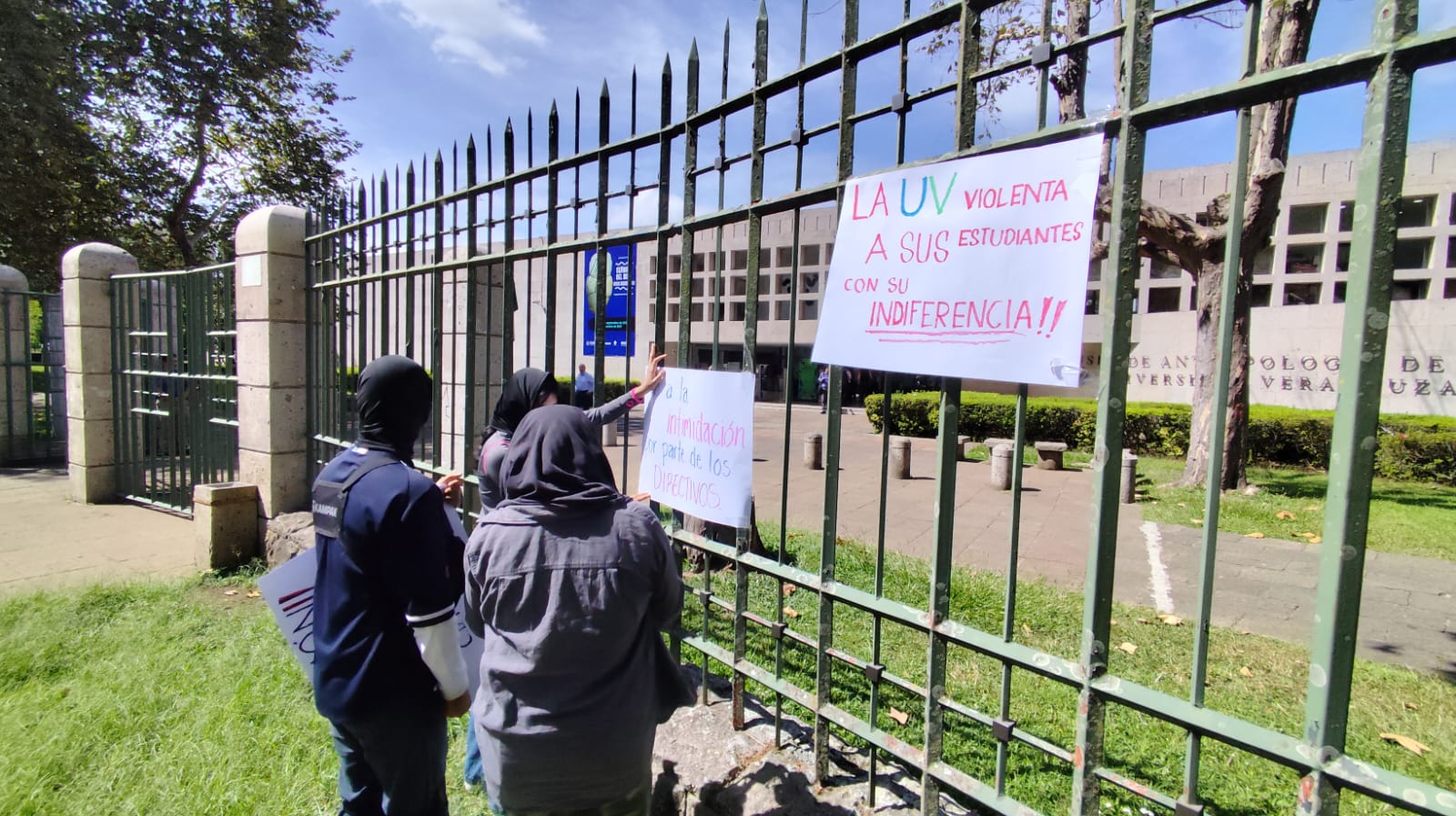 Estudiantes protestan en el MAX; denuncian precariedad en la UV