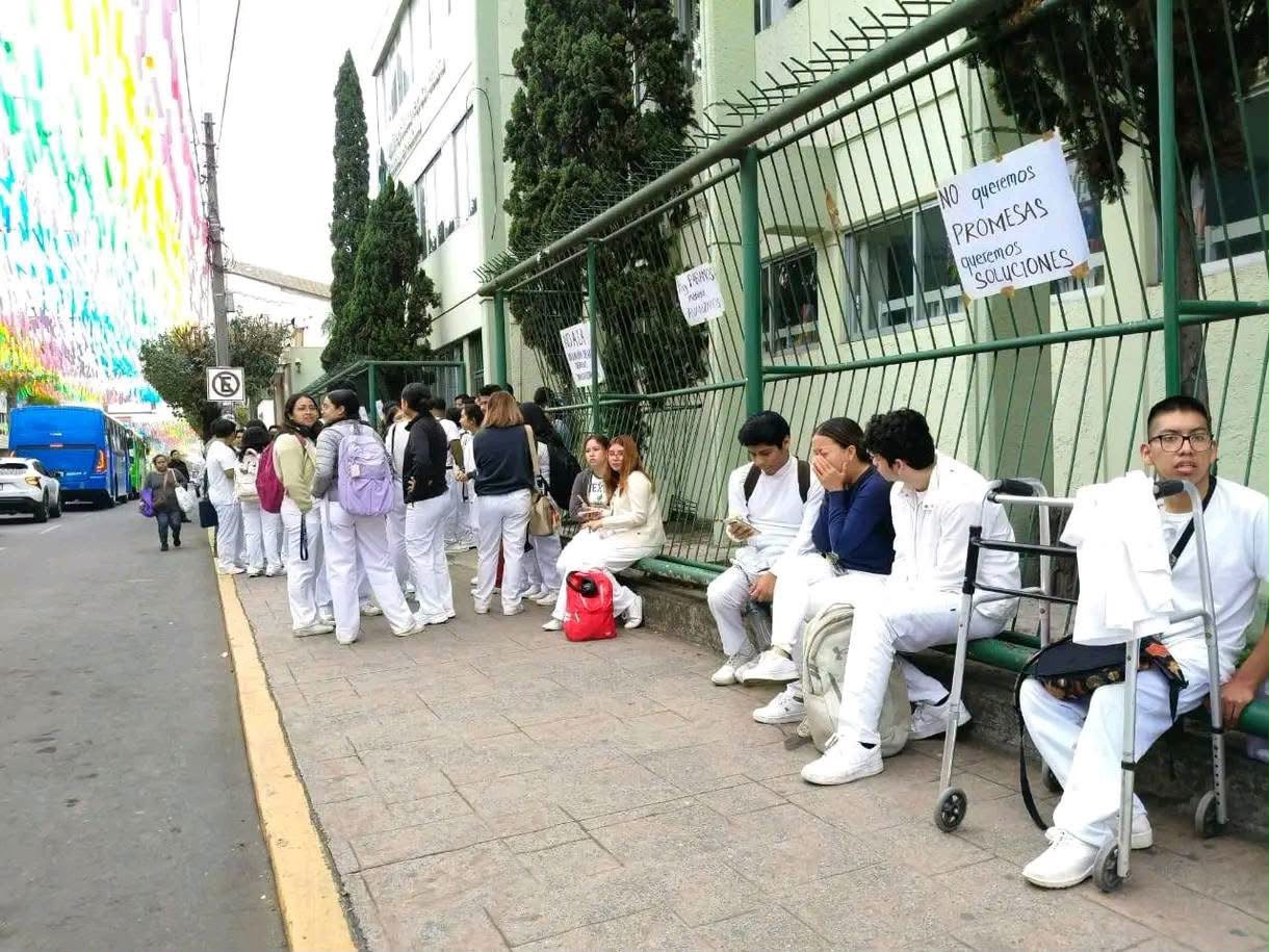 Estudiantes de Medicina llegan a Xalapa; paro suma 21 días en Ciudad Mendoza