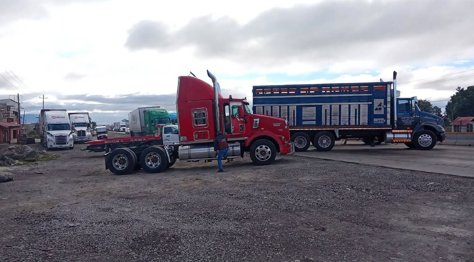 Transportistas de AMOTAC bloquean la Orizaba-Puebla por asesinato de su delegado