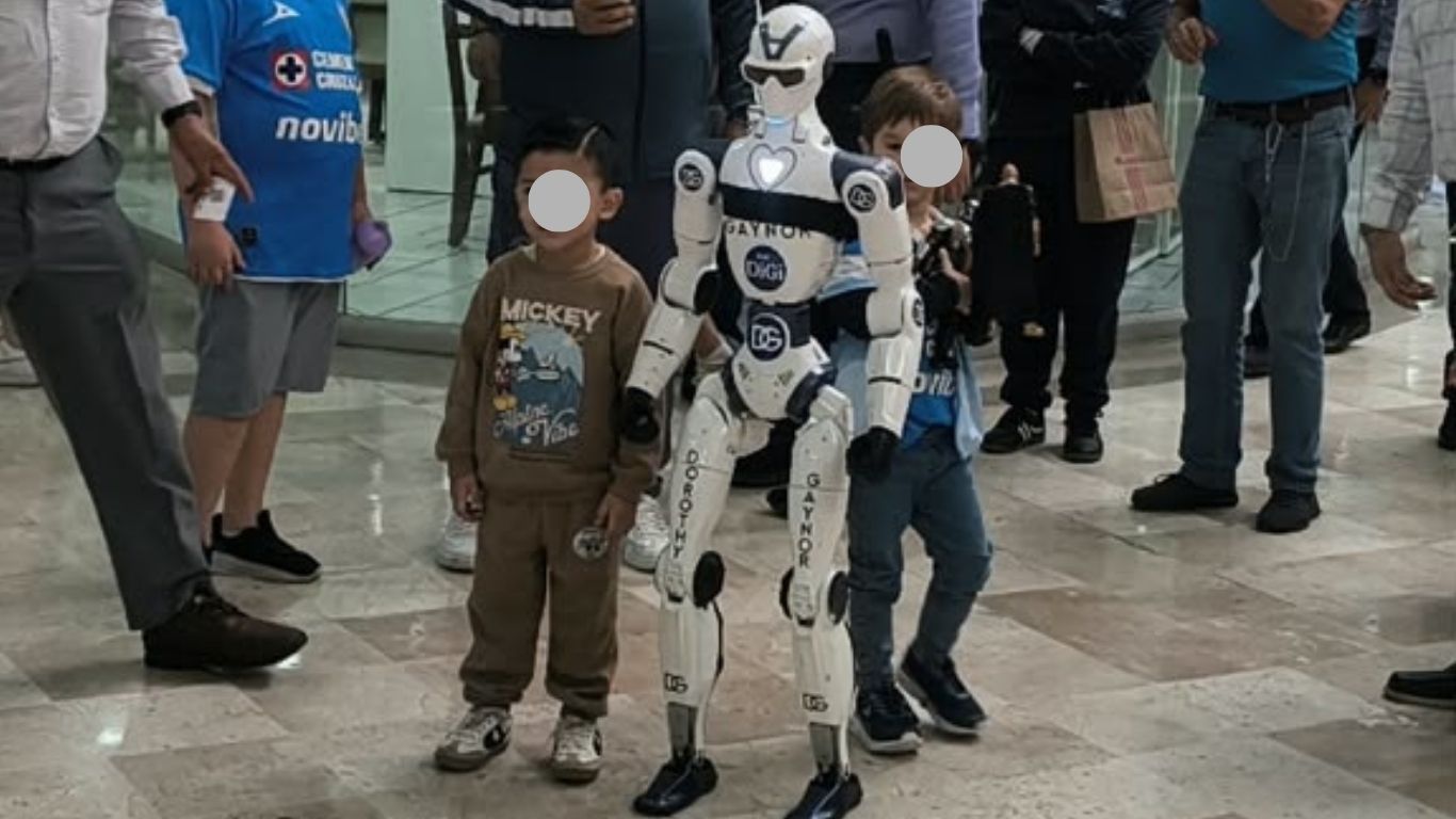 Robot humanoide DiGi sorprende a visitantes en plaza Las Américas de Boca del Río