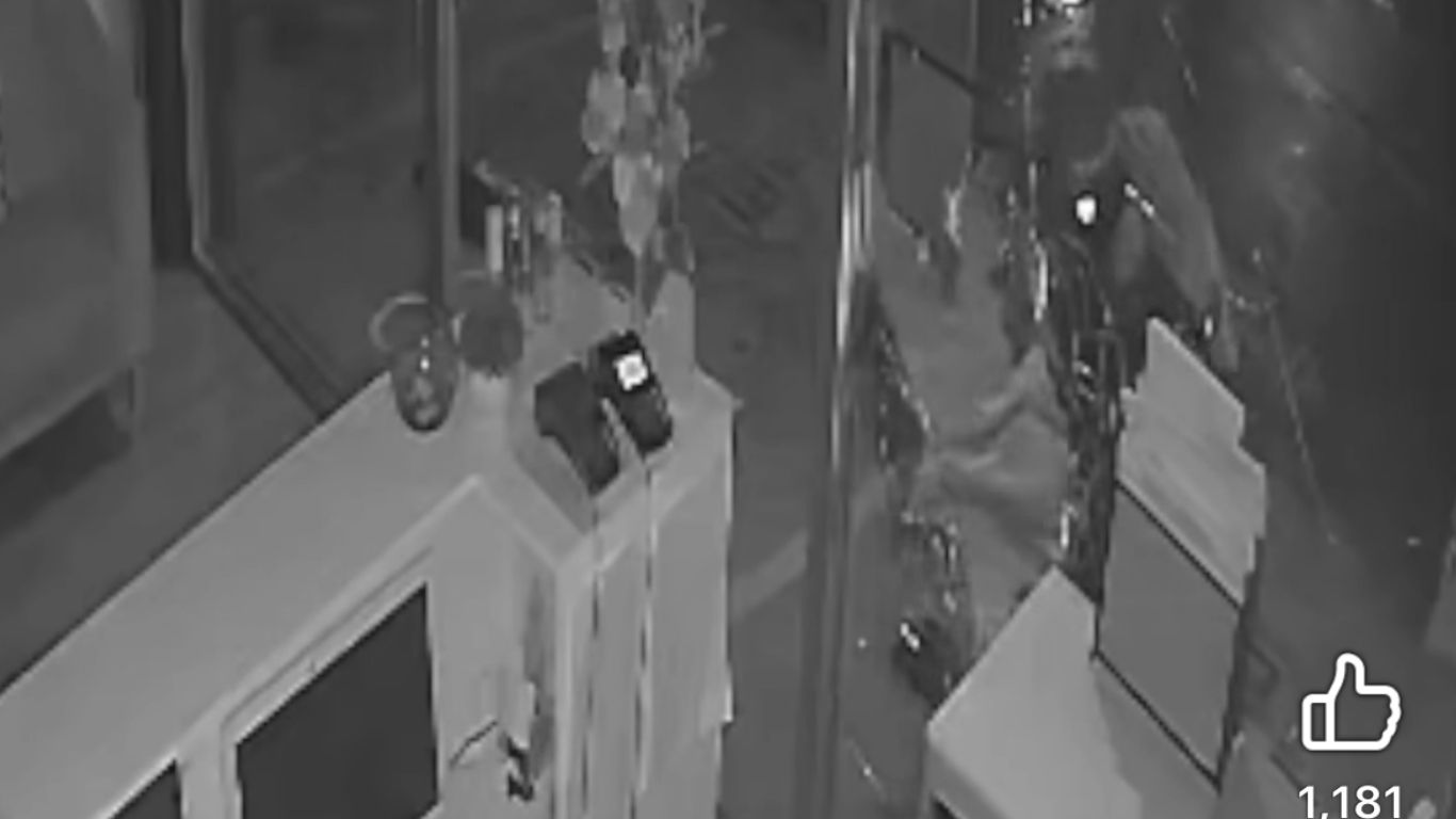Roban y vandalizan negocio de belleza La Bombonela en San Andrés Tuxtla