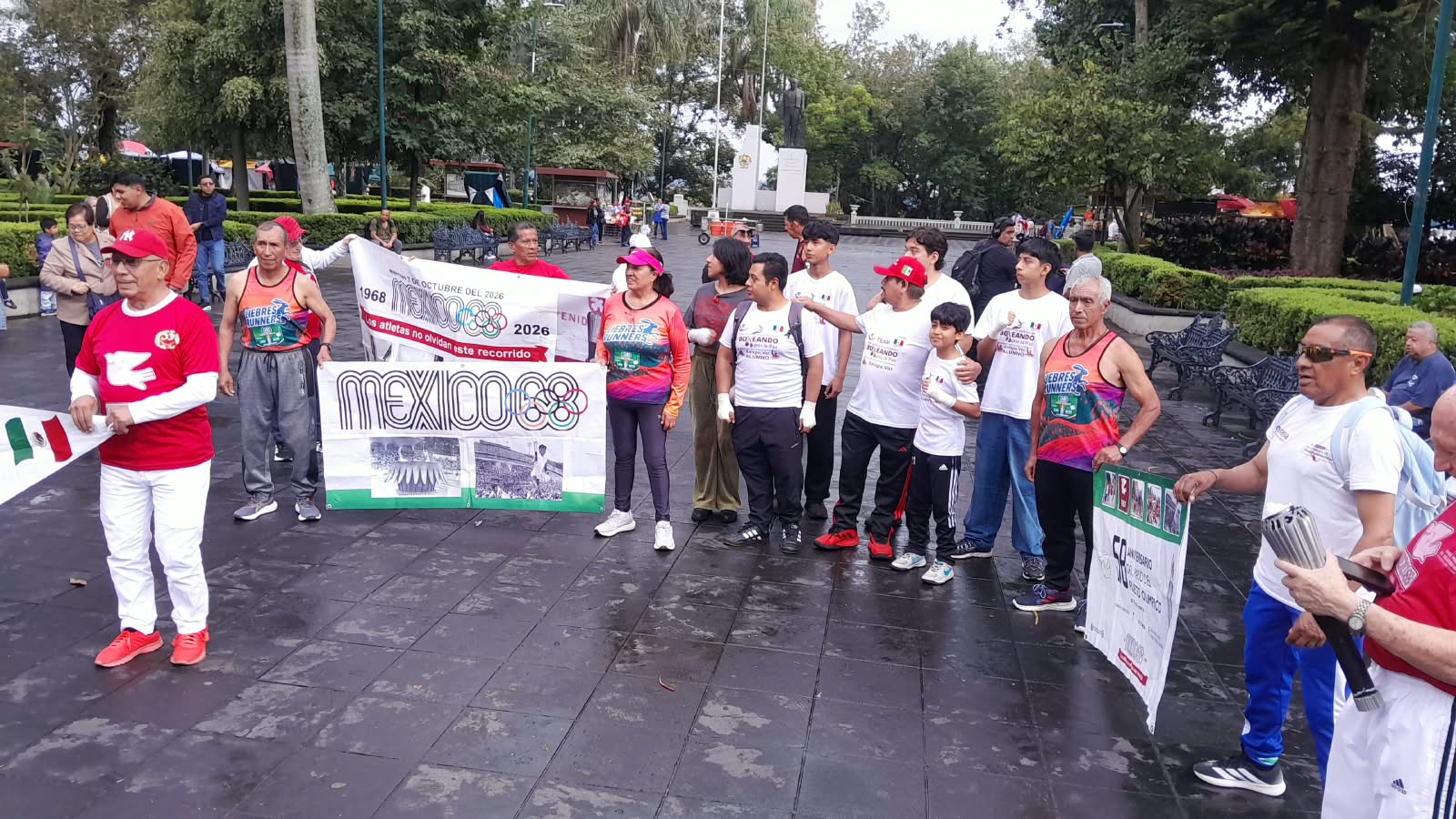 Xalapa revive el paso de la antorcha olímpica con veteranos del atletismo