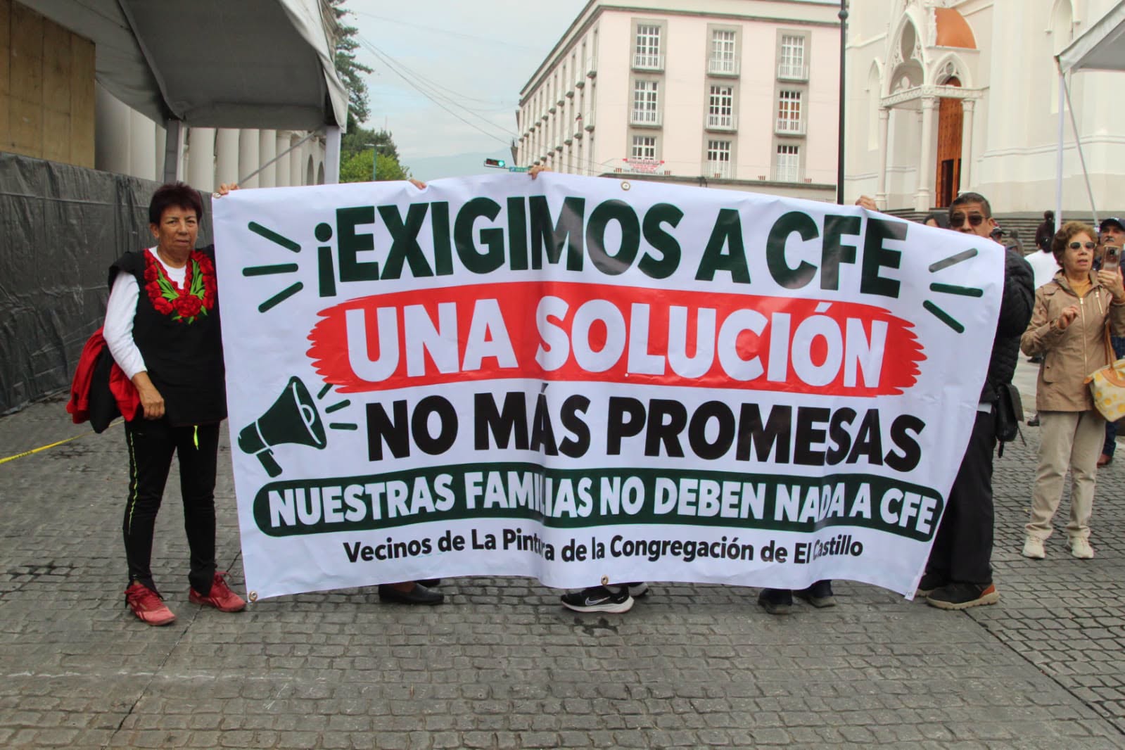 Bloqueo en centro de Xalapa: habitantes de la colonia La Pintura piden proyecto de electrificación