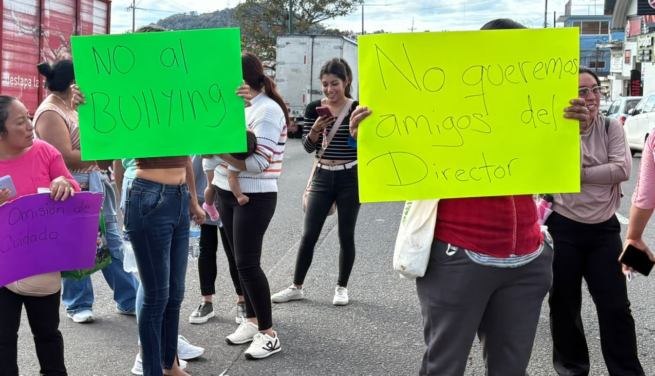Bloqueo en el bulevar Xalapa-Banderilla: padres explotan por bullying en primaria
