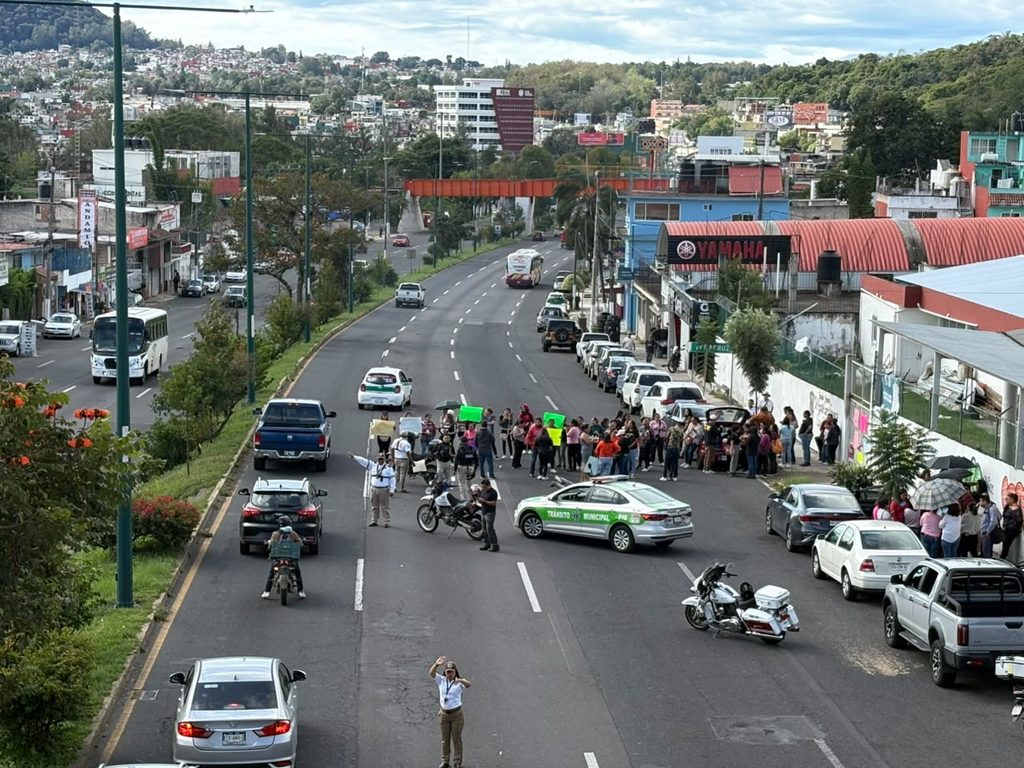 Padres de familia bloquearon el boulevard Xalapa-Banderilla por unos momentos 
