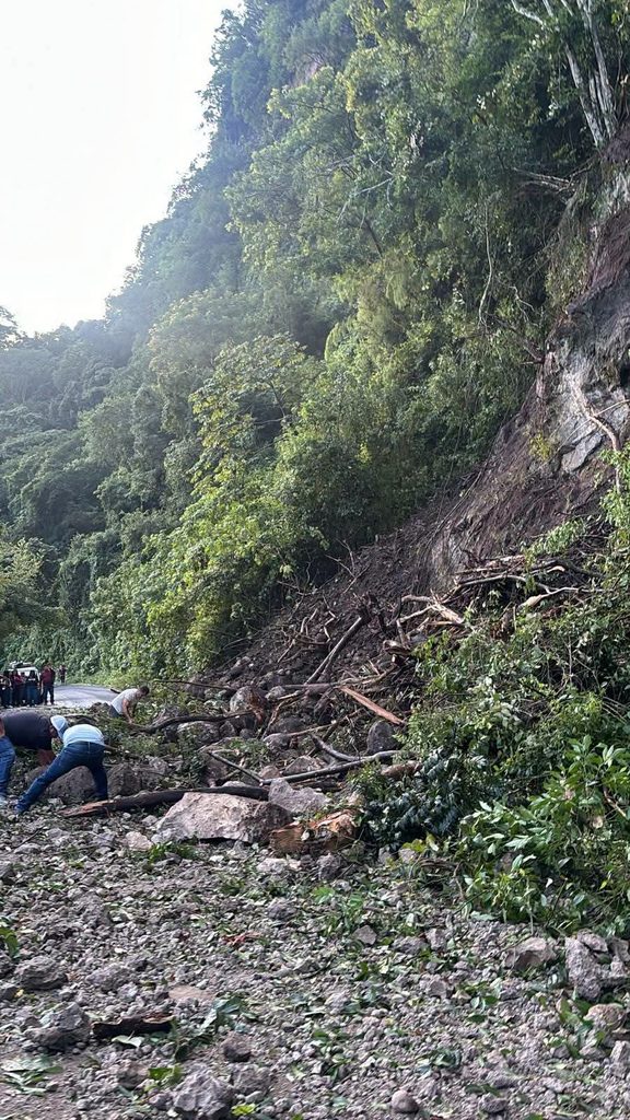  Bloqueo total por deslave en la carretera Totutla-Xalapa tras fuertes lluvias provocadas por los efectos de la tormenta tropical en la zona montañosa de Veracruz.