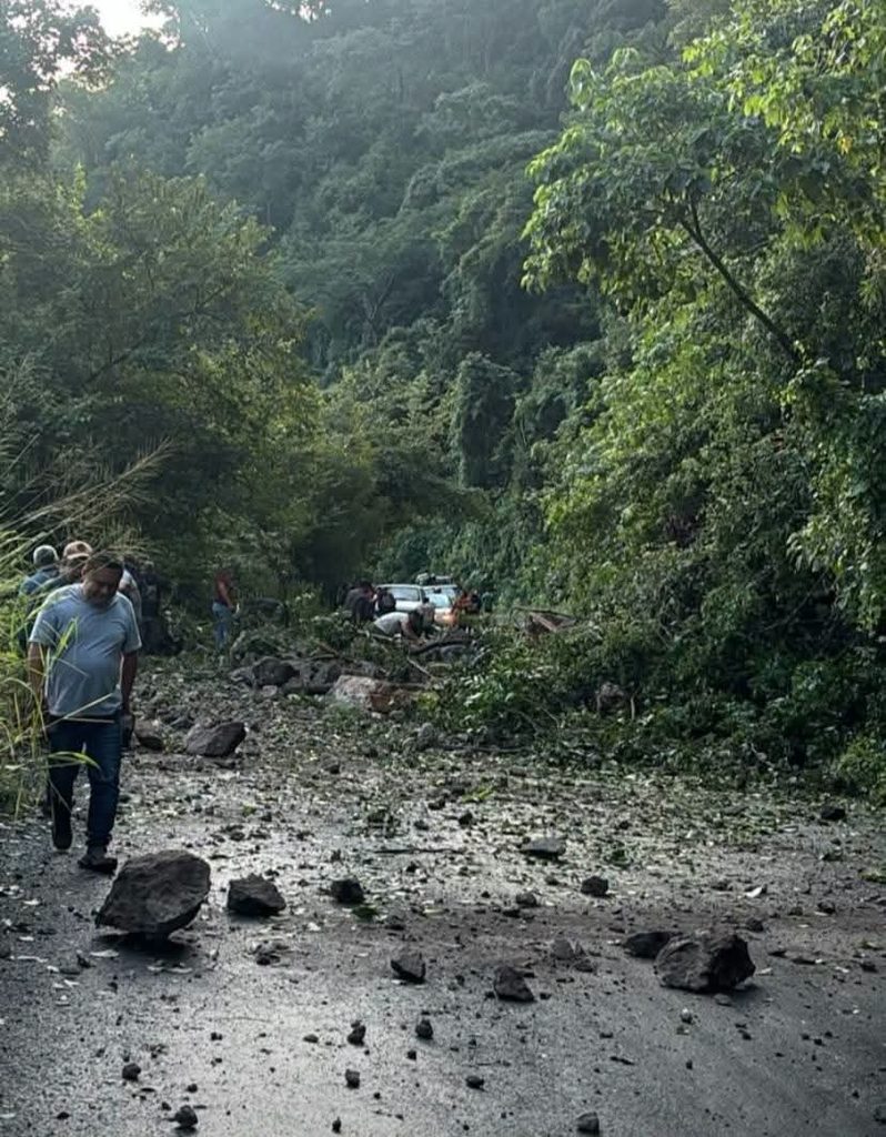  Bloqueo total por deslave en la carretera Totutla-Xalapa tras fuertes lluvias provocadas por los efectos de la tormenta tropical en la zona montañosa de Veracruz.