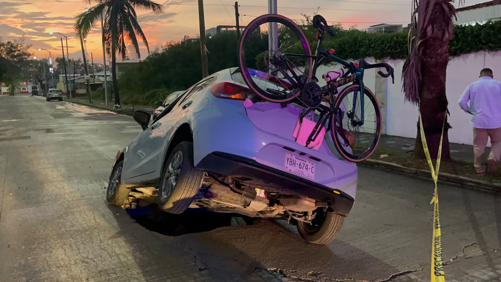 Camioneta cae en enorme socavón en Paseo de las Flores, Boca del Río