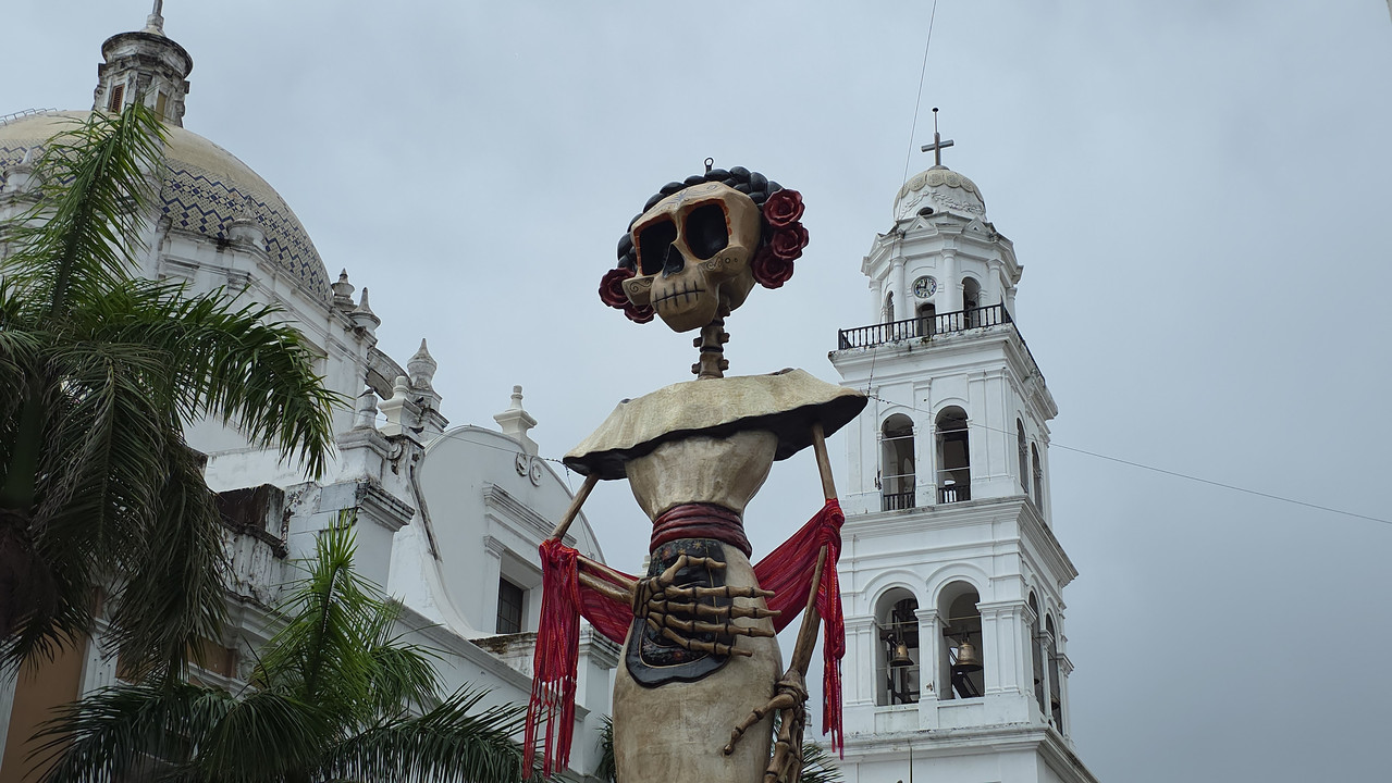 Instalan catrina monumental de 11.5 metros en el Zócalo de Veracruz