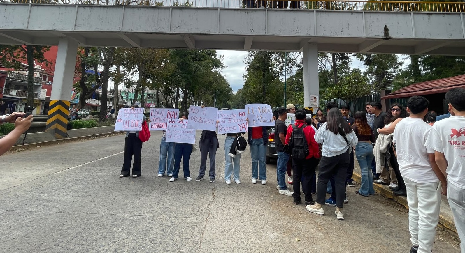 En Xalapa, estudiantes rechazan cobro de más de 2 mil pesos por inscripción a la Normal