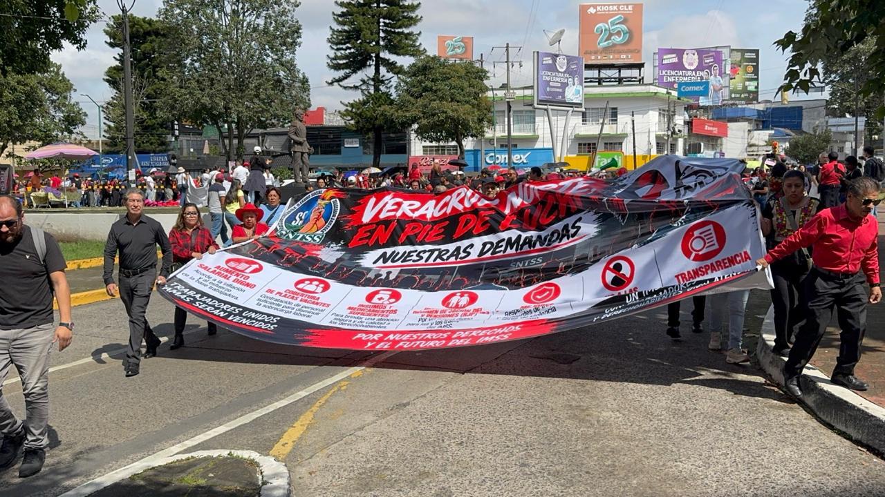Estalla protesta del IMSS en Xalapa: trabajadores marchan por salarios e insumos