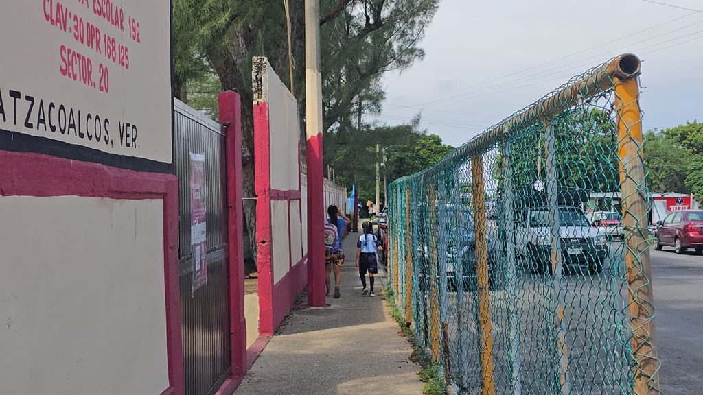 Esto sabemos del hombre que entró con arco y flechas a escuela de Coatzacoalcos