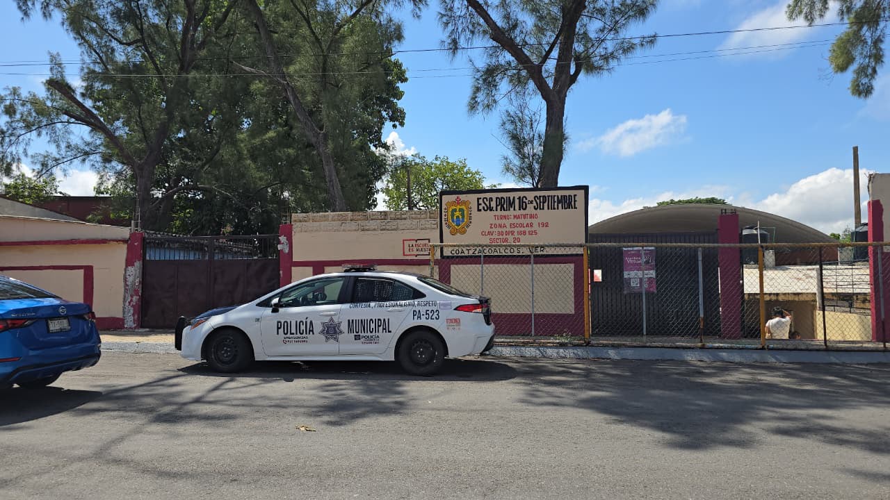 Hombre ingresa con arco y flechas a primaria de Coatzacoalcos para sacar a su hija