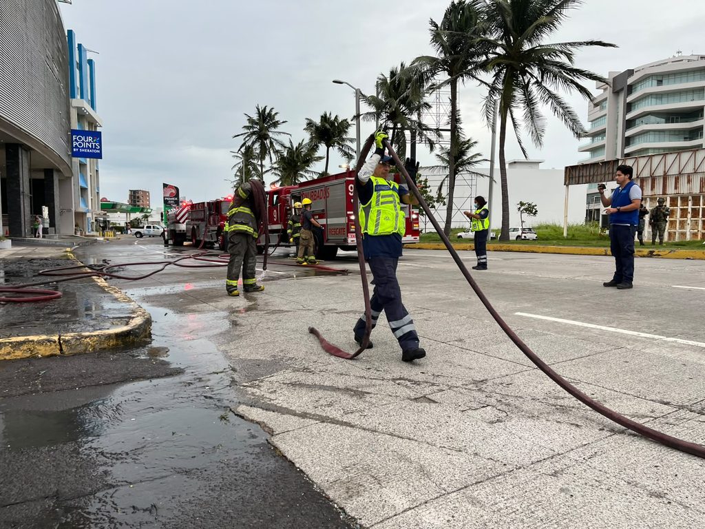 Incendio consume restaurante Villa Rica Express en Boca del Río