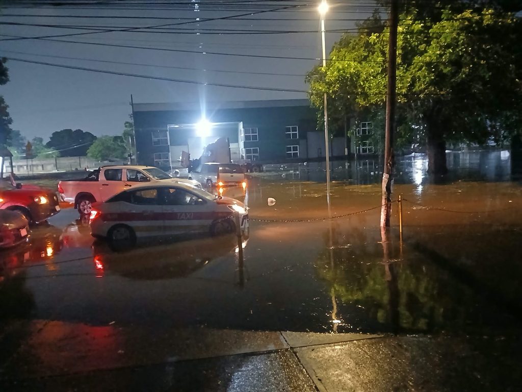 Las lluvias de madrugada en Veracruz provocaron calles y avenidas inundadas, además el agua afectó a las viviendas de diversos fraccionamientos
