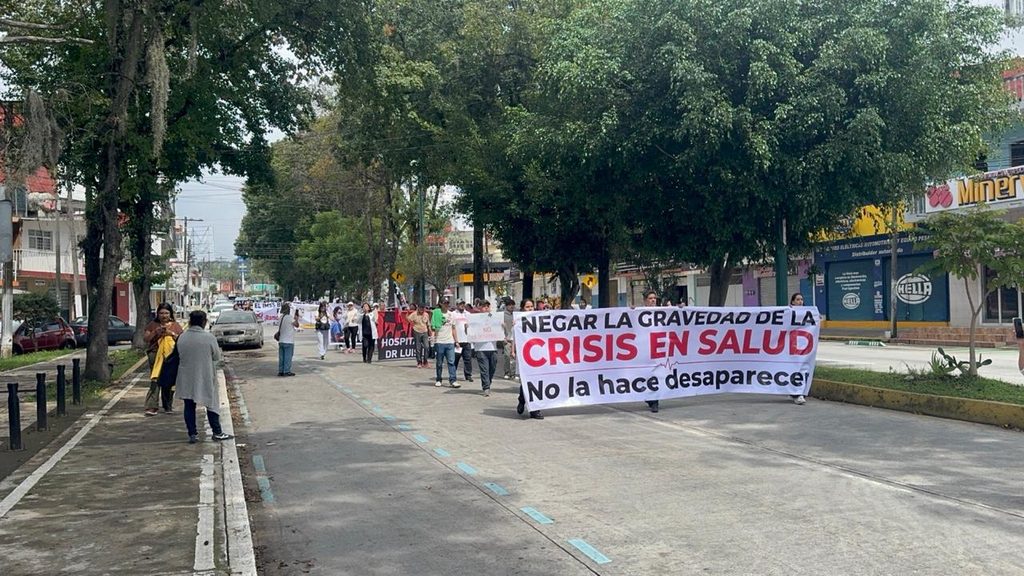 Personal del CAE de Xalapa y del Hospita Nachón marcharon la mañana de este domingo para exigir el abasto de medicamentos