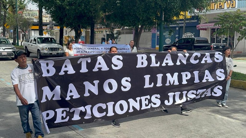 El personal médico y los trabajadores de salud marcharon por la avenida Ruiz Cortines de Xalapa para exigir el abasto de medicamentos e insumos.