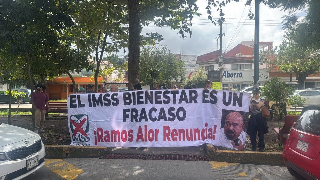 Los trabajadores de salud del Hospital Nachón y del CAE en Xalapa invitaron al actual delegado del IMSS-Bienestar para que certifique las claves delos medicamentos faltantes.