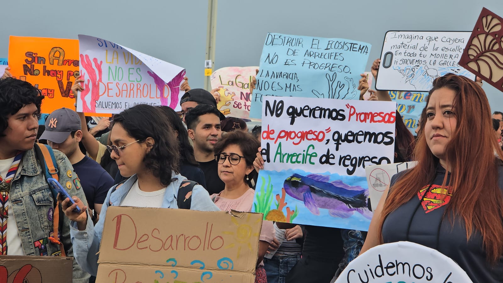 Marchan en Veracruz para defender el arrecife La Gallega y frenar obras portuarias