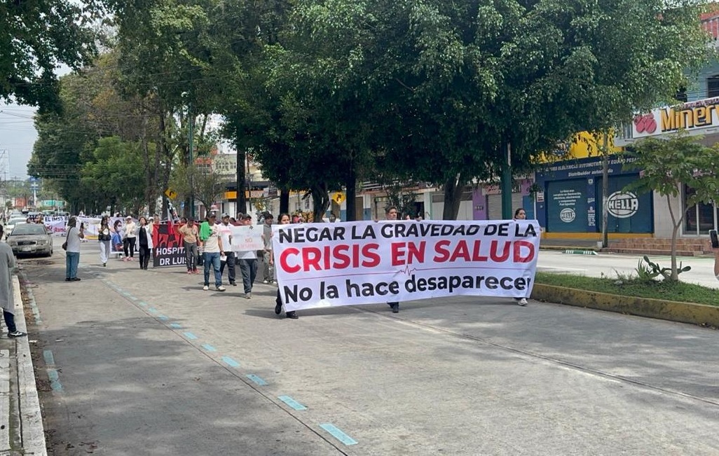“No somos actores políticos”: médicos marchan en Xalapa por desabasto de medicinas